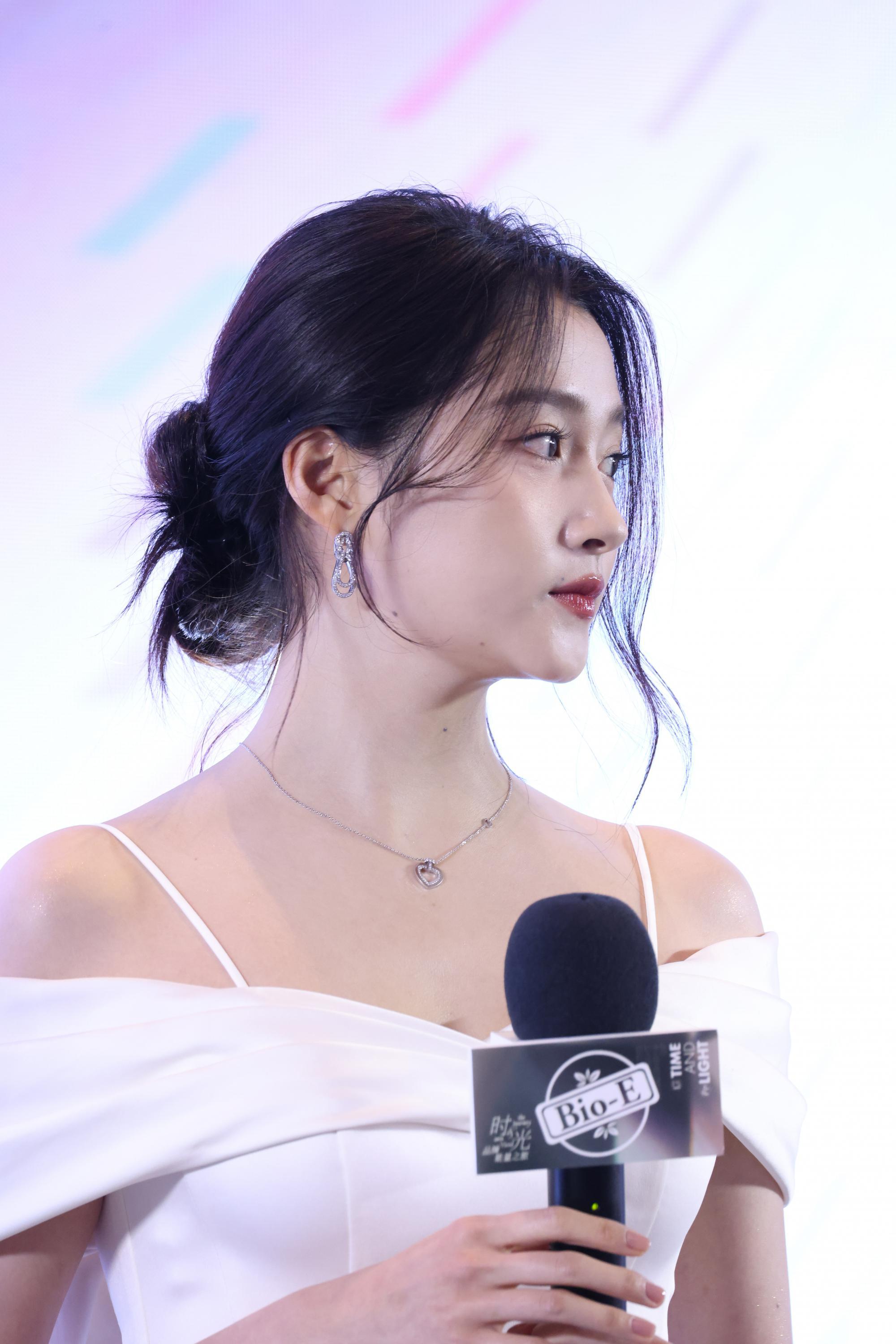 关晓彤左侧脸漏香肩现场生图照[9]